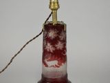 une image représentant une lampe ornée d'un motif rouge et blanc