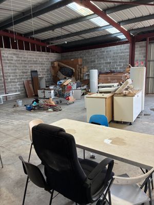 une image représentant une pièce dans laquelle se trouvent de nombreux meubles