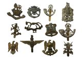 une image représentant une collection d'insignes et de médailles militaires