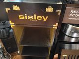 une cafetière posée sur une table