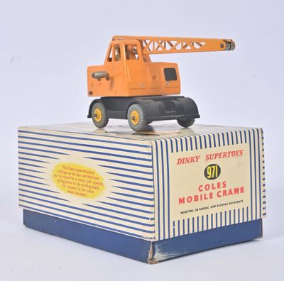 un camion jouet posé sur une boîte