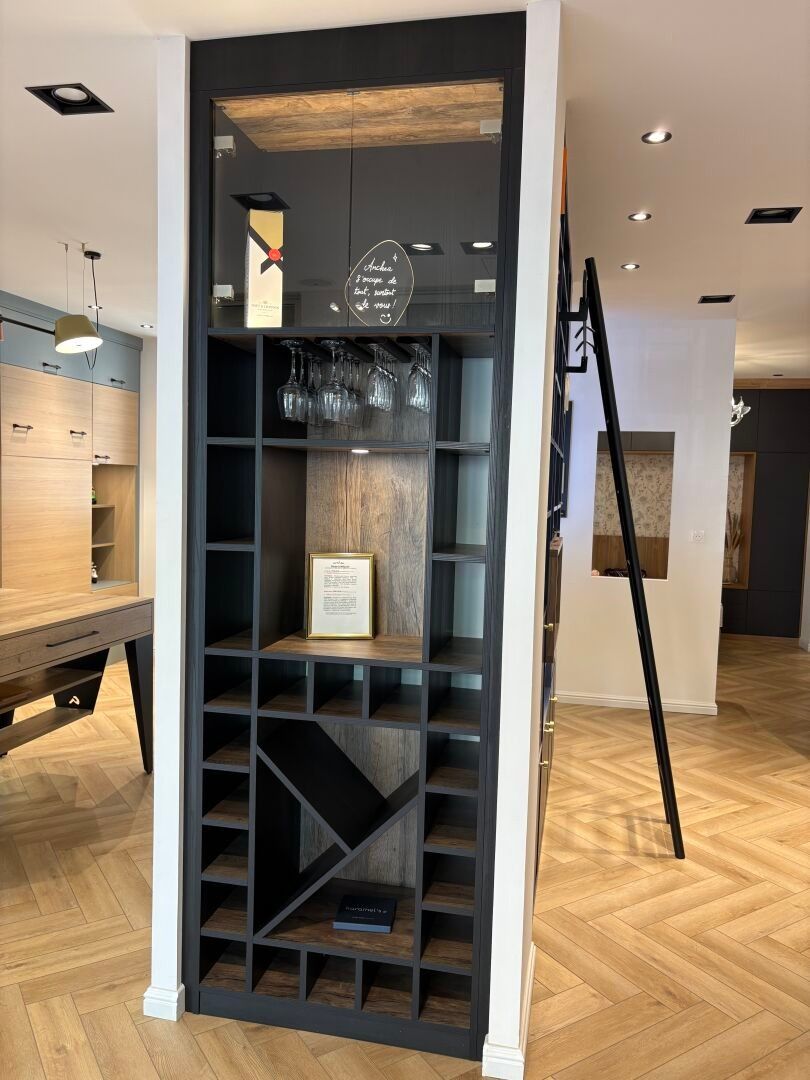 VENTE SUR DESIGNATION se trouvant en SAINT-BRIEUC Meuble cave lamifié imitation chêne vieilli et bois noirci (Dim. Lo...