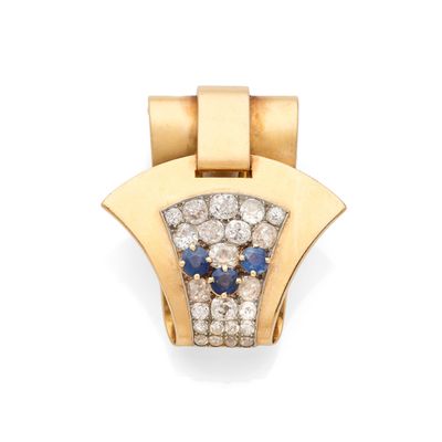 une broche en or jaune 18 carats, sertie de saphirs et de diamants