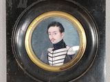 portrait d'un homme en uniforme militaire tenant une tasse de café