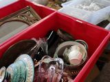 une boîte rouge remplie d'objets assortis sur une table