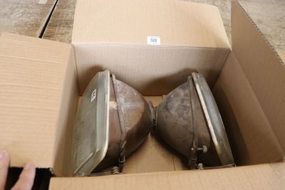 deux bagages posés dans un carton par terre