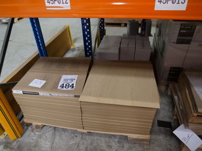 les nombreuses boîtes qui se trouvent sur les rayons du magasin