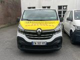 deux fourgonnettes garées côte à côte devant un immeuble