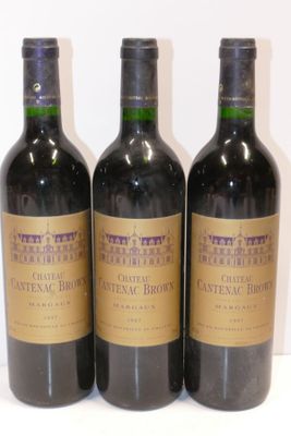 trois bouteilles de vin posées sur une table blanche