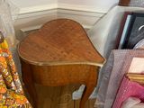 une chaise et une table dans le coin d'une pièce
