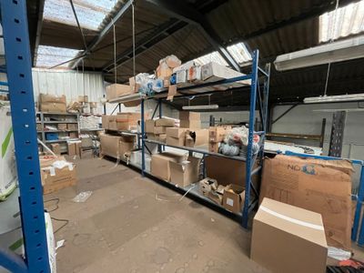 un grand entrepôt où s'entassent des cartons sur les étagères