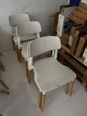 quatre chaises qui sont assises ensemble dans une pièce