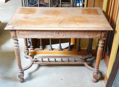 une table en bois avec une étagère dans une pièce