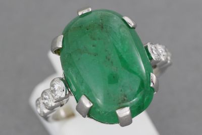 une bague ovale sertie d'une émeraude et de diamants, montée sur une monture blanche