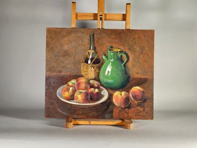 une peinture représentant une cruche verte et un bol de pêches posés sur une table