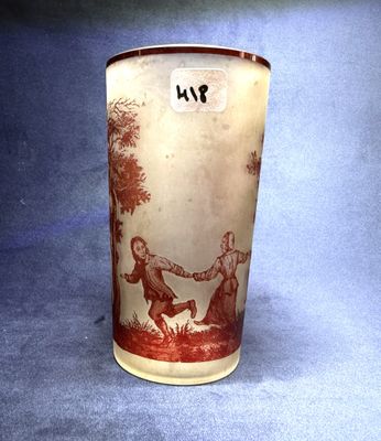 un verre sur lequel est représenté un homme et une femme
