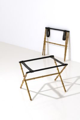 une petite chaise pliante et une petite table posées par terre
