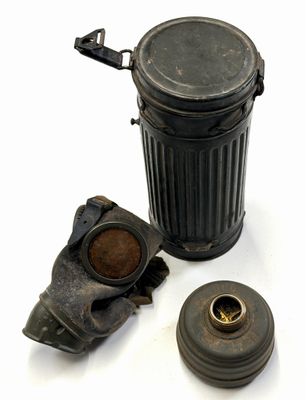 une poubelle noire et une poubelle marron posées sur une surface blanche
