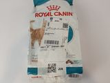 un sac de croquettes Royal Canin posé sur une table
