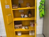 une armoire métallique jaune contenant de nombreux objets