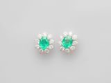 une paire de boucles d'oreilles en émeraude et diamant