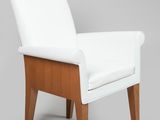 une chaise blanche avec des pieds en bois et une assise blanche