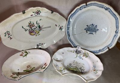 trois assiettes et un bol posés sur une table