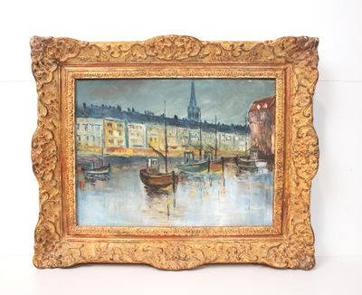 une peinture à l'huile représentant un bateau dans un port, avec des bâtiments en arrière-plan