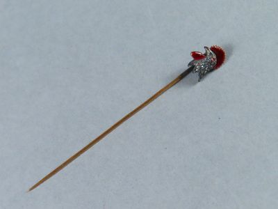 un petit cure-dent avec une tête rouge, posé dans la neige