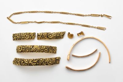 un assortiment de bijoux en or comprenant un collier, un bracelet et une bague