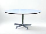 une image représentant une table ronde avec un piètement en métal et un plateau en verre