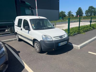 une camionnette blanche garée dans un parking