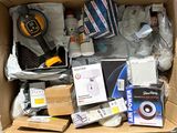une boîte remplie d'objets posés sur le sol