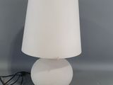 lampe de table blanche avec un abat-jour blanc, posée sur une surface grise