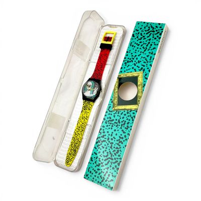 une montre posée à côté d'une boîte contenant une montre
