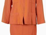 un tailleur-jupe orange sur un mannequin, un mannequin, un mannequin, un mannequin, un mannequin, un mannequin, un mannequin, un mannequin, un mannequin, un mannequin, un mannequin, un mannequin, un mannequin, un mannequin, un mannequin, un mannequin, un mannequin, un mannequin, un mannequin, un mannequin, un mannequin, un mannequin, un mannequin, un mannequin, un mannequin, un mannequin, un mannequin, un mannequin, un mannequin, un mannequin, un mannequin, un mannequin