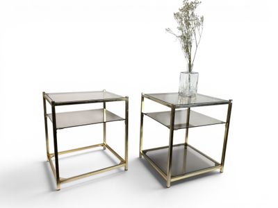 une paire de tables d'appoint en or et en verre, avec des fleurs dans un vase