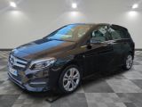 la classe b de la mercedes est garée sur un sol en damier