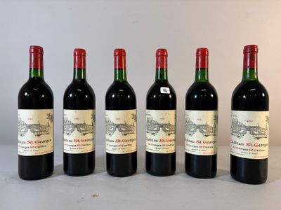six bouteilles de vin sont alignées sur une table