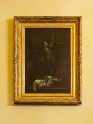 une image d'un tableau sur le mur d'une pièce