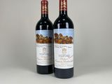 deux bouteilles de vin rouge posées l'une à côté de l'autre sur une table