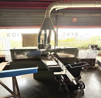 une machine qui découpe un morceau de bois dans un atelier