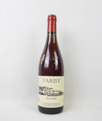la bouteille de vin est posée sur une surface blanche
