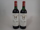 deux bouteilles de vin rouge posées sur une table blanche