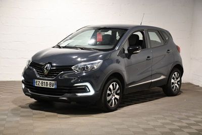 la voiture grise est garée dans le garage sur le sol en damier