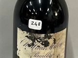 deux bouteilles de vin posées l'une à côté de l'autre sur une table