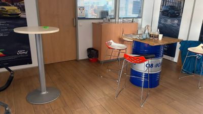 une image représentant une pièce avec de nombreuses chaises et une table