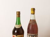 deux bouteilles de vin posées l'une à côté de l'autre sur une table en bois
