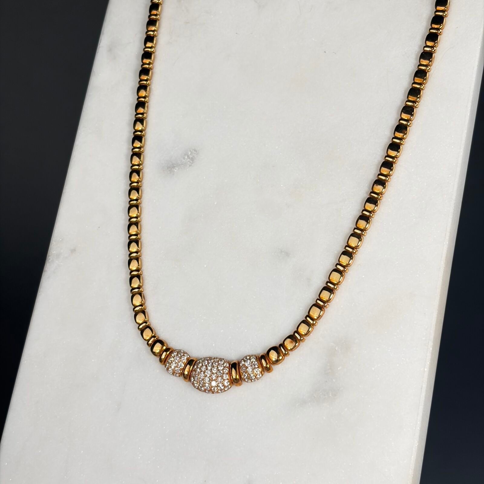 OJ. PERRIN Collier ras de cou en or jaune 18K avec diamants