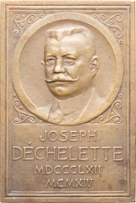 La plaque commémorative de Joseph DeChele Tiff est représentée sur un fond blanc.